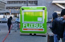 Stánky na predaj lístkov Flixbus z Karmodu