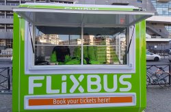 Stánky na predaj lístkov Flixbus z Karmodu