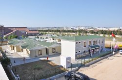 Prefabrikovaná budova rehabilitačného centra od Karmodu